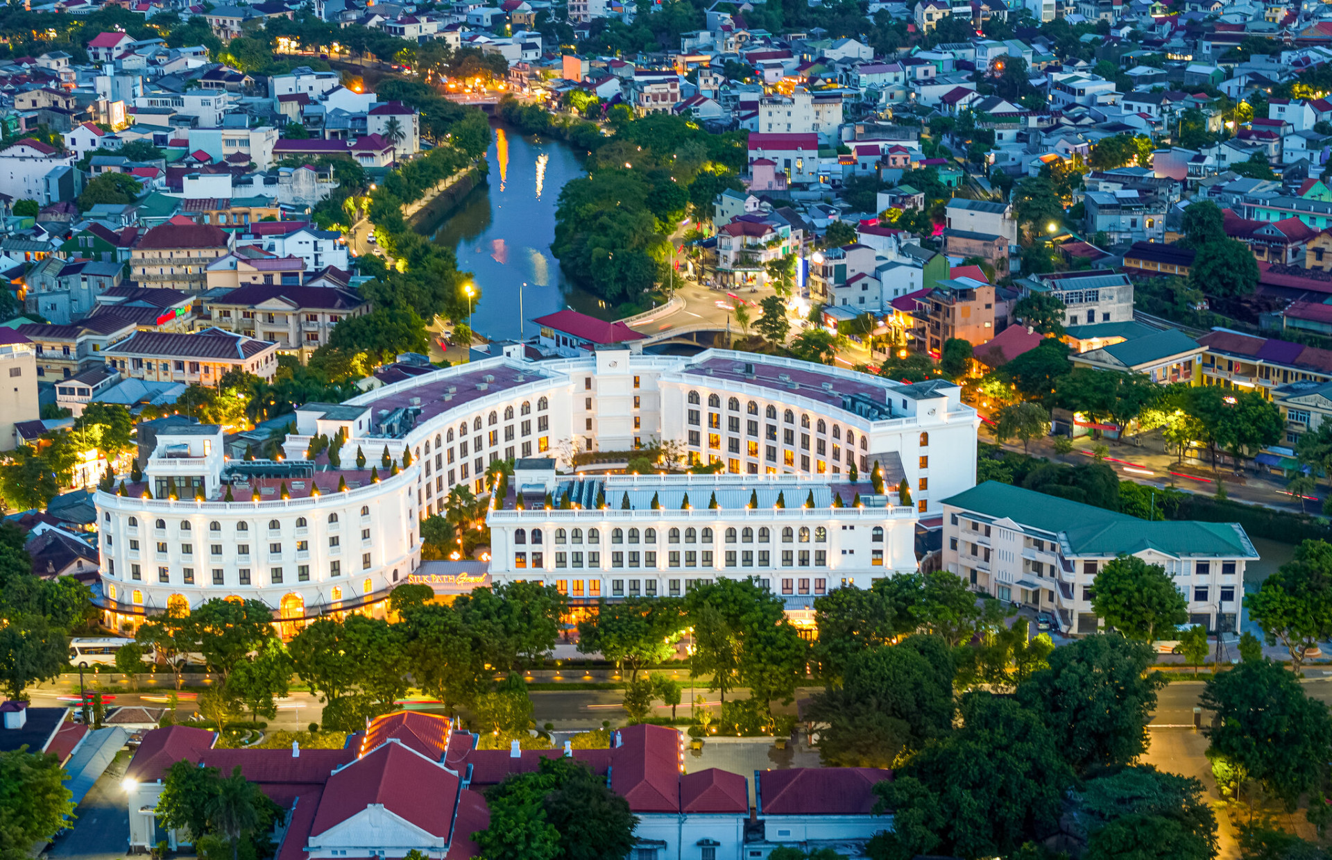 SilkPathGrandHue Sunset 1 ICS 2024