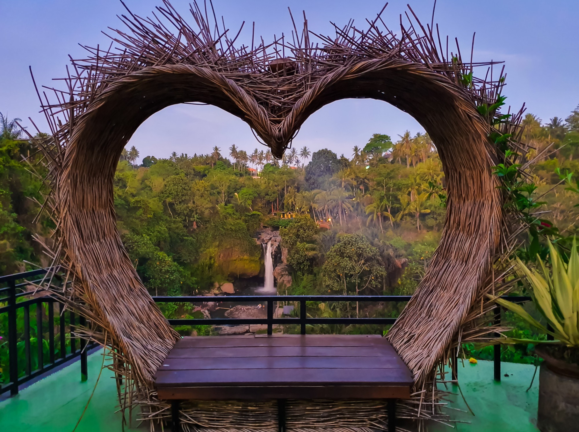 Love Seat in front of Tegenungan Waterfall AdobeStock 414498011 c.Asif