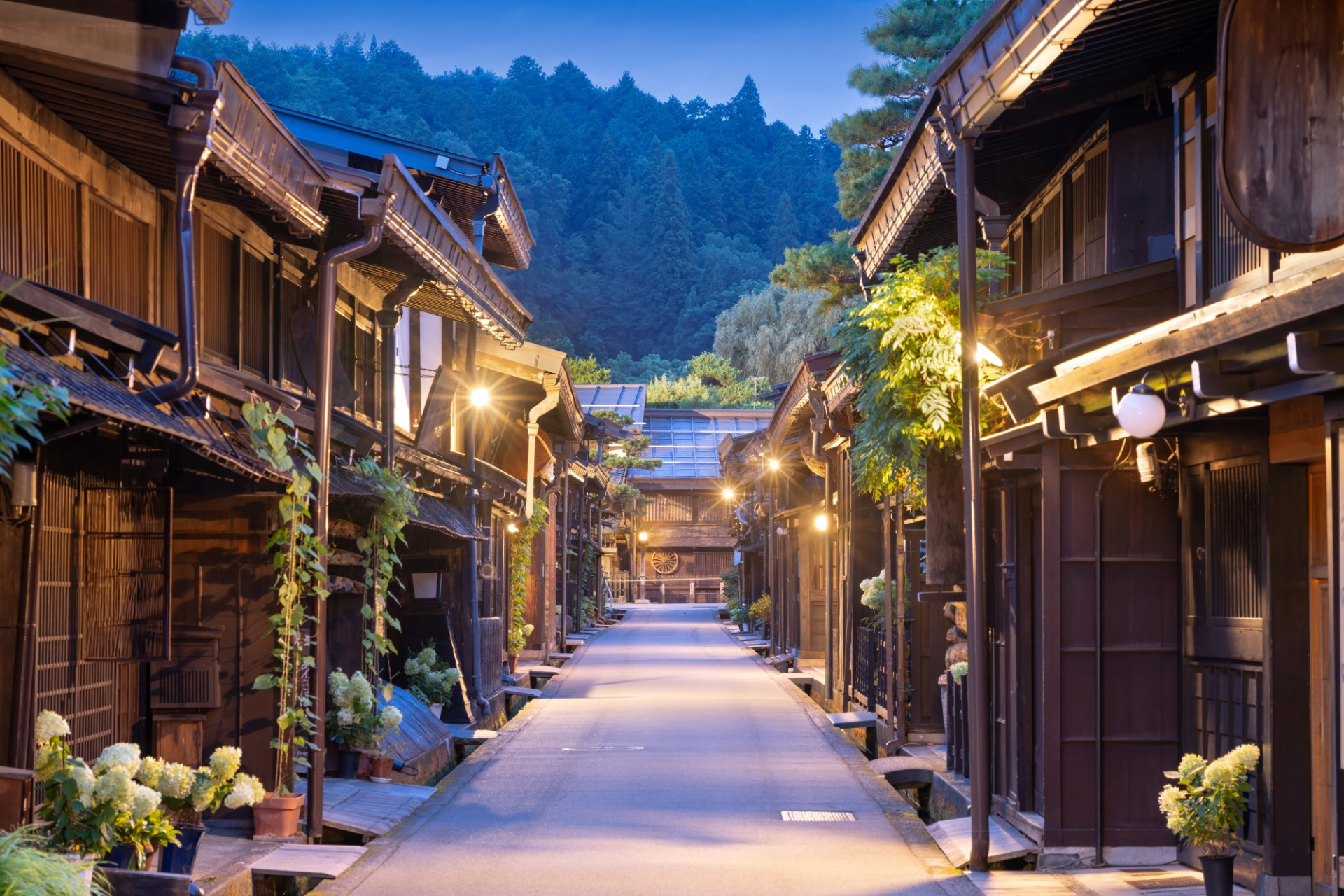 Takayama, historic Sannomachi Street c.Sean Pavone