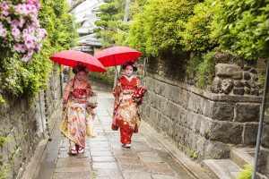Kyoto Gion area maiko girls geisha apprentices in kimonos Kyoto Japan iStock 612408272 web