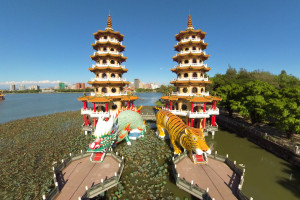 Kaohsiung Dragon and Tiger Pagodas.jpg 