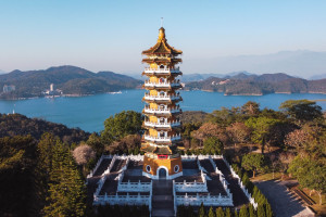Sun Moon Lake Ci en Pagoda.jpg R