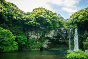 Cheonjiyeon Waterfall Jeju Island shutterstock 219615874 c.Mix and Match Studio