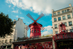 Paris Moulin Rouge credit alentin Lacoste Unsplash web