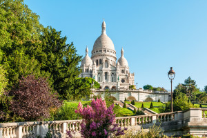Paris Sacre Coeur Basilica and Montmartre Hill iStock 1440258328 web
