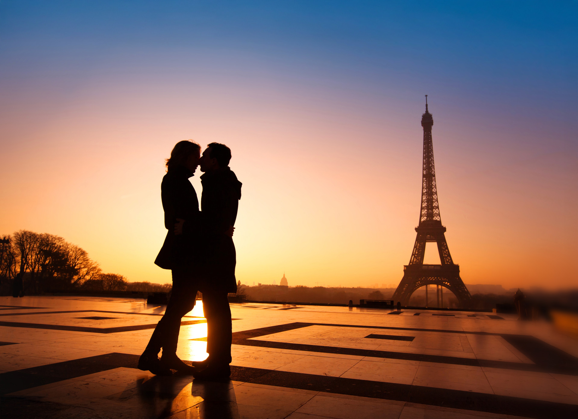 Paris Eiffel Tower couple France AdobeStock 62399977 expanded