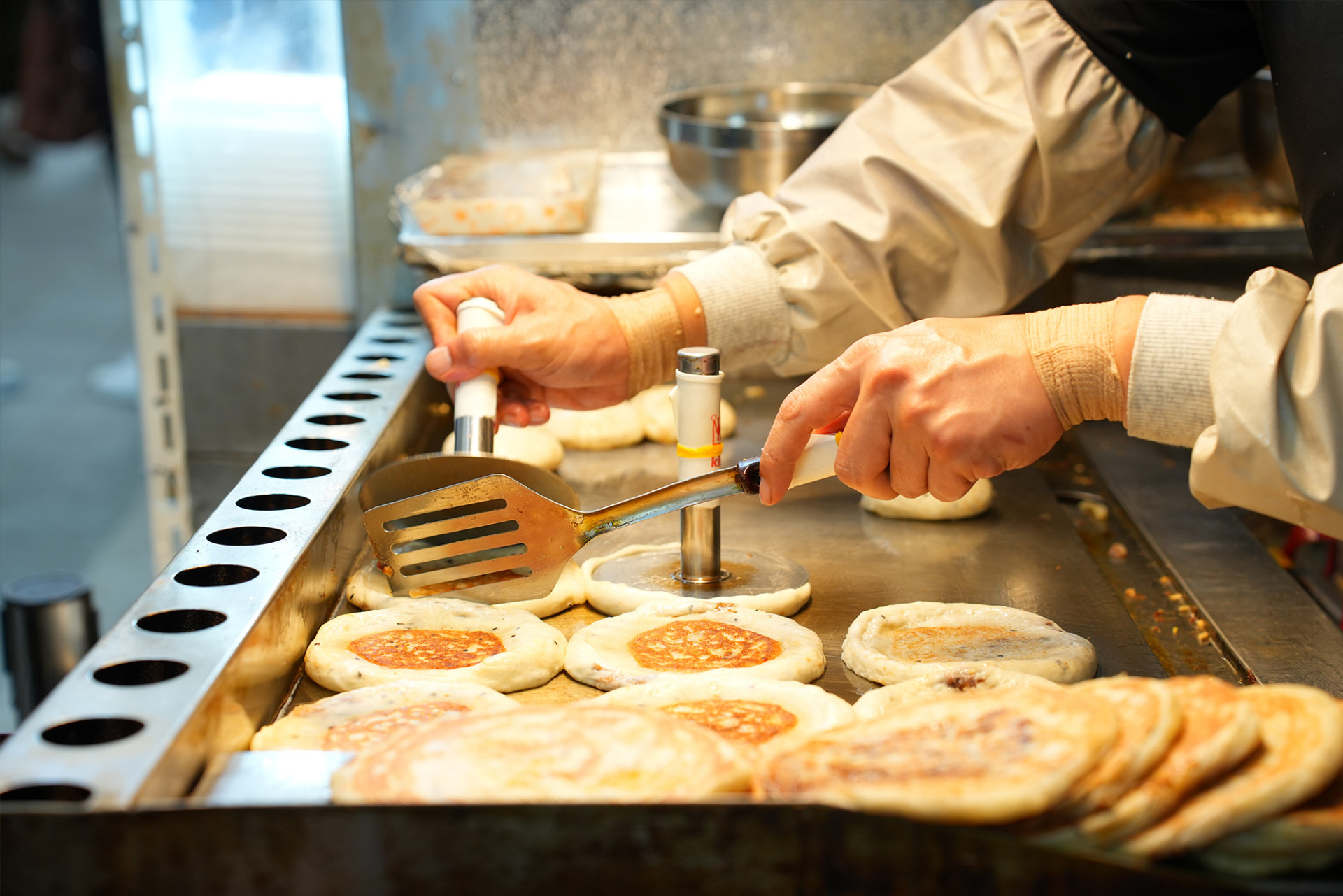 Hotteok (Korean sweet pancakes, popular winter street food)