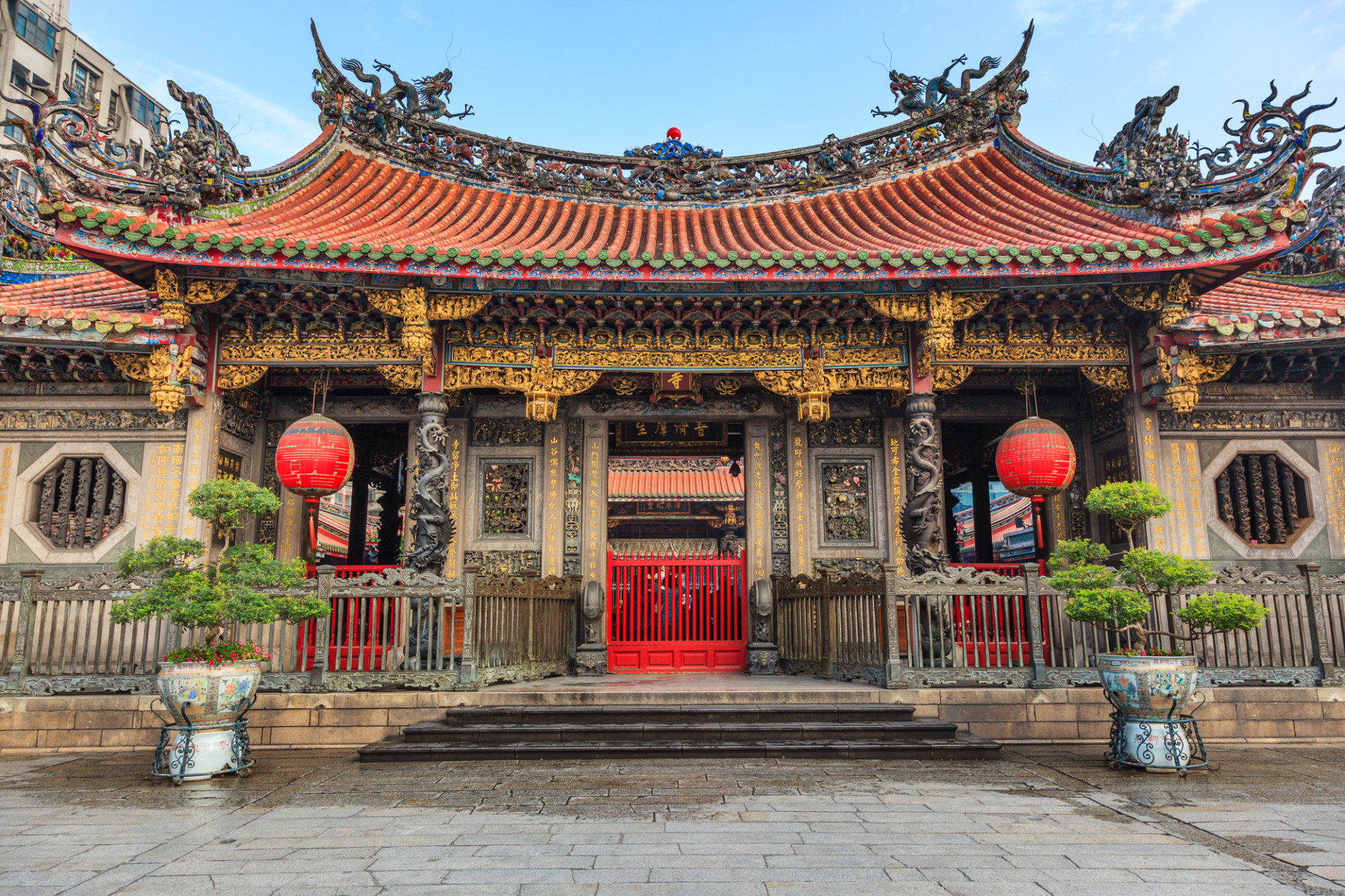 Taipei Longshan Temple Taiwan iStock 184733173 web