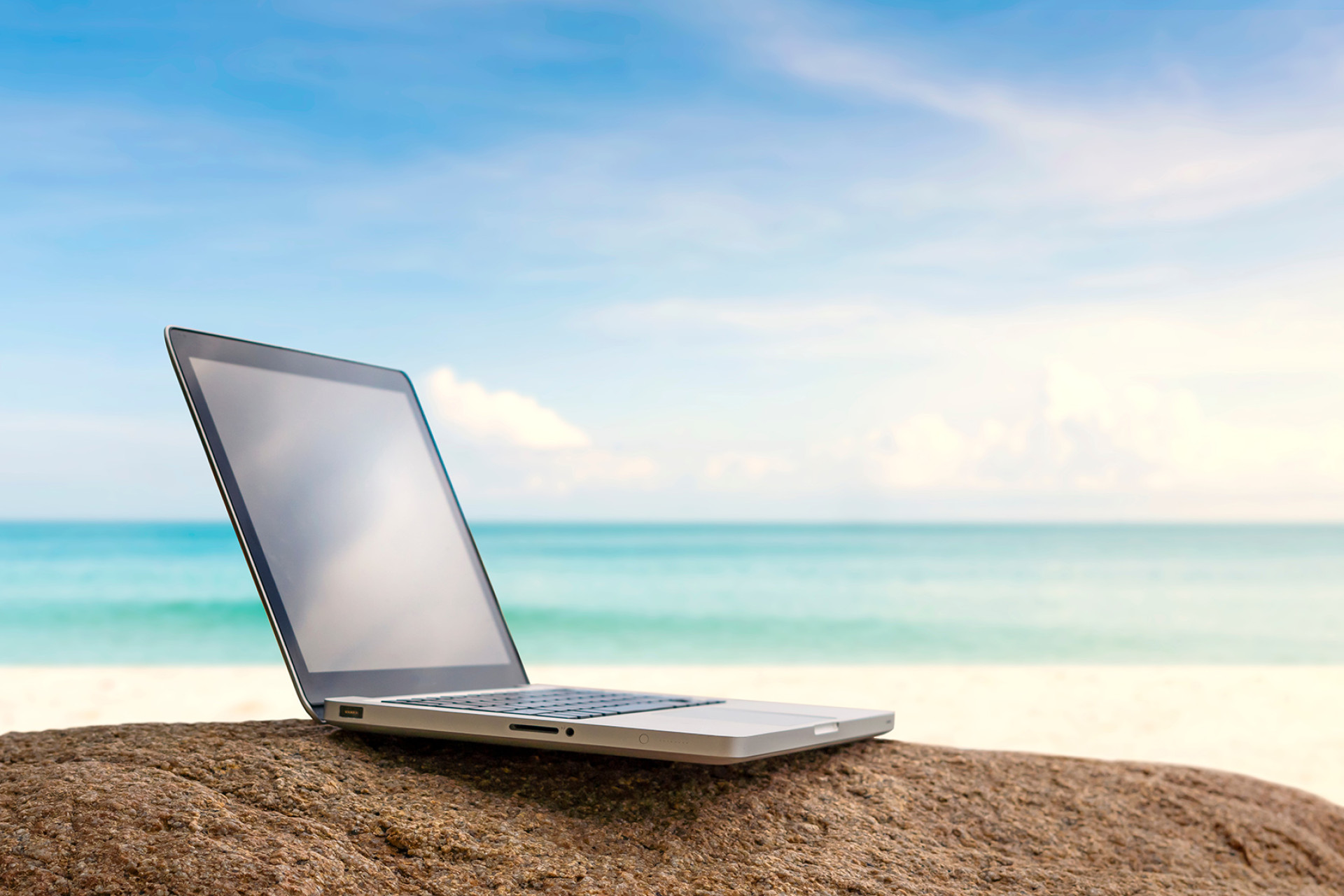 laptop vacation booking tools AdobeStock 340367063 web